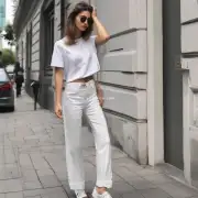 女生穿白色T恤搭配什么样的裤子比较好看？