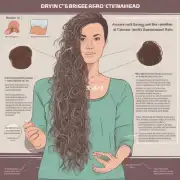 哪些因素可能导致女性出现头皮屑干燥等现象并导致她们的头发变薄及容易断裂？