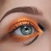 如果你想要突出眼睛的颜色和形状的话黑色短发的女性是否更倾向于使用什么样的眼影或眼线来实现这个效果呢？
