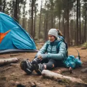 对于不同类型的户外运动如徒步露营等女性应该如何根据天气条件合理搭配服装以达到最佳防护效果呢？