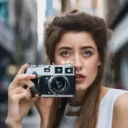 这个女生在拍照时的表情是怎样的呢?