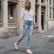 对于喜欢简洁风格的女生浅色系的牛仔裤可以和什么款式的衣服搭配效果好一些呢?