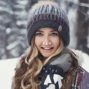 你能告诉我一些关于2015年冬季女生帽的图片吗?